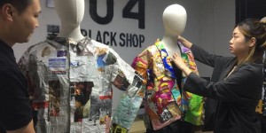 食品袋、过期杂志穿身上 12名“90后”将生活垃圾变身“最时尚”潮服