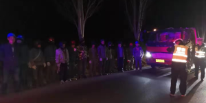 坚决打击货车载客 佳县交警消除安全隐患