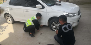 华州分局交管大队：车辆爆胎很无助，交警及时帮忙解困