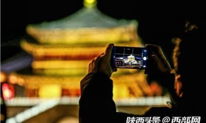 西安街头人气逐渐恢复 大雁塔水幕打出“致敬英雄”