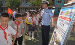 大荔公安交警全力为中小学生秋季开学保驾护航