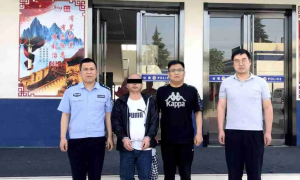 口罩男掩耳盗铃，被乾州警方当场抓获
