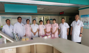 渭南市华州区人民医院领导班子慰问一线护理人员