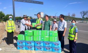 秦都养护中心:炎炎夏日送清凉,慰问活动暖人心