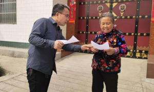 贫困户的知心好友—–记华阴市罗敷镇竹峪村第一书记王勇