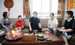 延安市人民医院党委书记张智勇一行走访慰问抗疫勇士