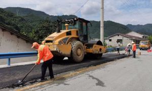 宁陕公路管理段：迅速处治路面病害， 保障群众出行安全