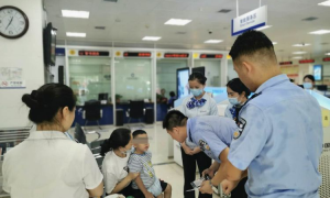 建行西安文景路支行：帮助迷路男孩雨中寻亲