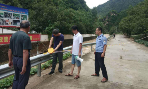 柞水县瓦房口派出所：积极性对汛情，维护群众安全