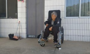 暖心!民警上门办证“零距离” 贴心服务解民忧