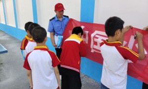 安康市汉滨区五里小学：开展安全知识宣传，共铸和谐平安铁路