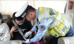 华州区交警大队：加强客运车辆检查  保障群众安稳过双节