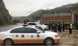 九里山超限站：深化路警联动促机制，严查超限运输保平安