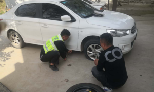 华州分局交管大队：车辆爆胎很无助，交警及时帮忙解困