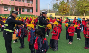 洛南公安交管大队：您为平安创建代言  我为安全畅通护航