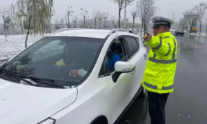 华州区交管大队：交警雪中坚守   彰显职责担当