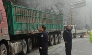 留坝县交管大队：消除冰雪路面隐患  保障道路通行畅通
