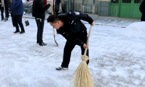 横山区公安局：全体民辅警清理积雪保路畅