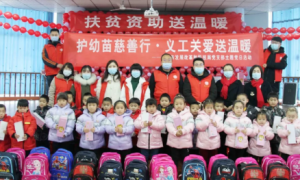 神木市发改科技局：护幼苗慈善行  义工关爱送温暖