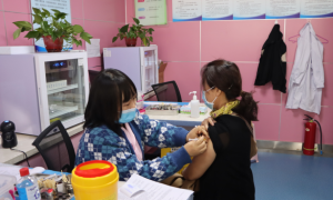 安塞区卫健局机关全体人员接种新冠疫苗