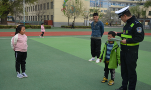 黄龙交警：普法宣传进校园 文明交通伴成长