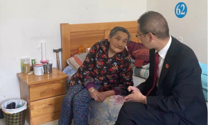 法庭走进敬老院，石泉法院诉讼服务续亲情