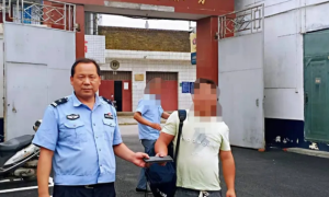 城固公安：钱包遗落出租车，民警火速帮找回
