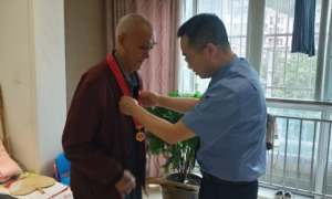 宁陕县人民检察院为两名退休老党员颁发“光荣在党50年”荣誉章