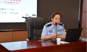 黄龙交警：送法进企业与法同行入人心