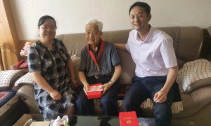 延安市直机关工委走访慰问老党员为其颁发“光荣在党50年”荣誉章