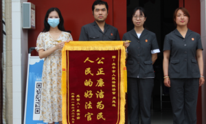 兴平市人民法院：悉心调解终分手 衷心感谢送锦旗
