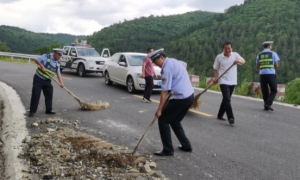 黄龙交警开展“严管控除隐患保全运”道路交通安全攻坚行动