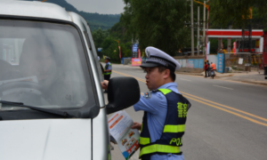 黄龙交警：强化路面秩序整治 维护道路交通安全