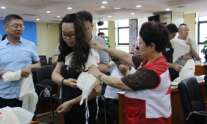 渭南市红十字会：渭南卫健党旗红 我教群众学急救