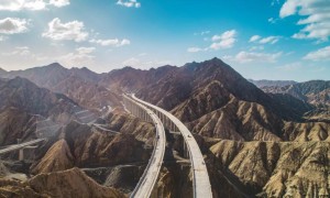 挑战高难度！这公路穿越天山、横跨沙漠