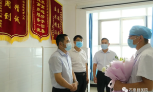 石泉县政府副县长徐家彦在县医院慰问一线医务工作者