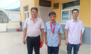 黄龙县白马滩镇：八旬老党员写诗颂党恩