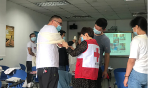 渭南市红十字会：渭南卫健党旗红 “我”教群众学急救