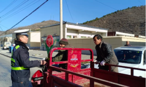 黄龙县圪台乡：冬季公路“保卫”忙，出行安全又通畅