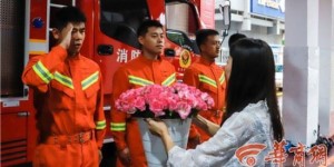 西安女子七夕前送消防员5000朵玫瑰：希望他们每次平安归来