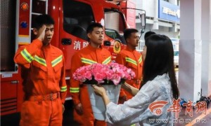 西安女子七夕前送消防员5000朵玫瑰：希望他们每次平安归来