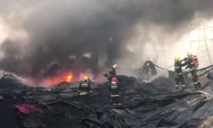 临潼一泡沫板加工厂起火 消防员奋战两个半小时扑灭