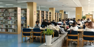 陕西省图书馆：“五一”人气旺，为假期添一份书香