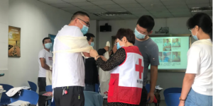 渭南市红十字会：渭南卫健党旗红 “我”教群众学急救